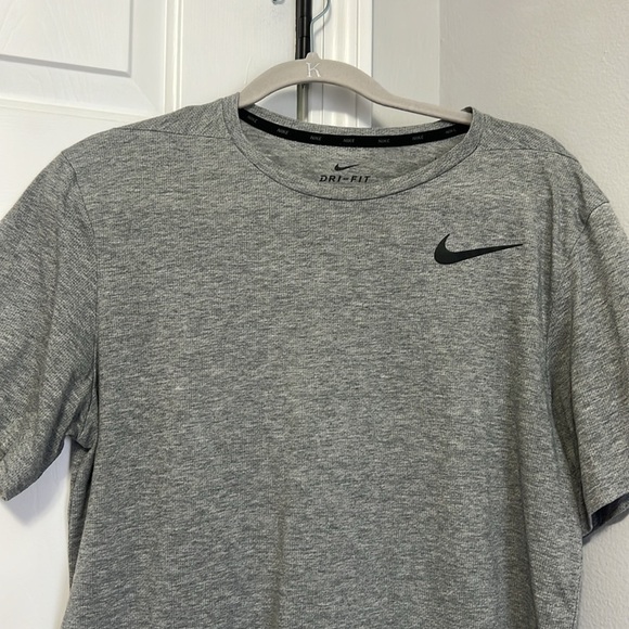 Men’s Nike Grey Short Sleeve Shirt - Picture 2 of 4